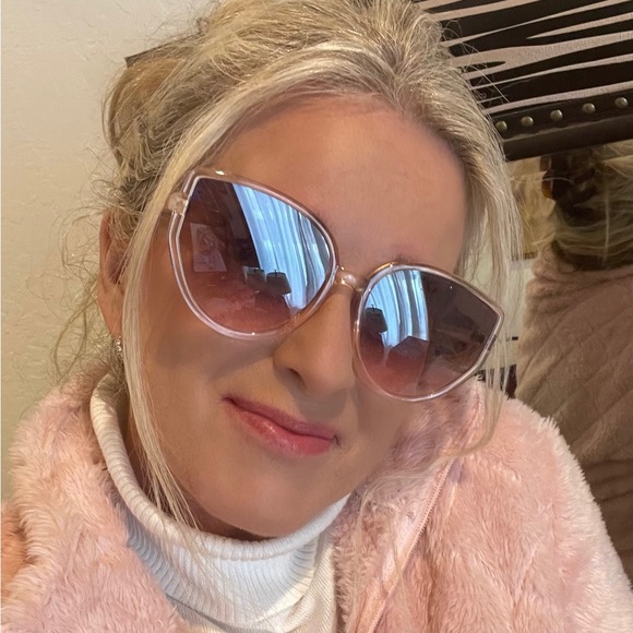 Meet your Posher, Cindi - Picture 5 of 6